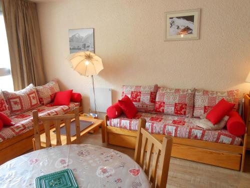 Studio Les Deux Alpes, 1 pièce, 4 personnes - FR-1-516-75 في لي دوز آلب: غرفة معيشة مع أريكة وطاولة