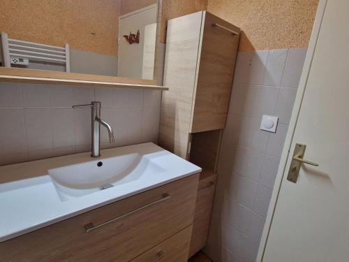La salle de bains est pourvue d'un lavabo et d'un miroir. dans l'établissement Studio Les Deux Alpes, 1 pièce, 4 personnes - FR-1-516-75, à Les Deux Alpes