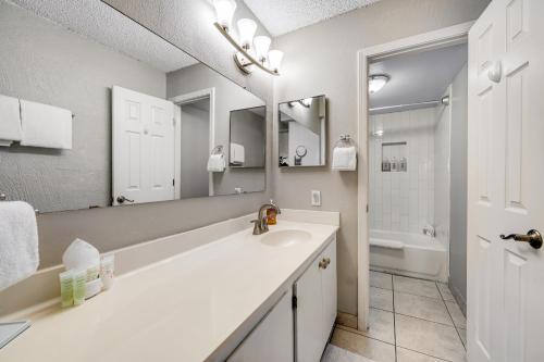 Ένα μπάνιο στο Maya Condos 333B