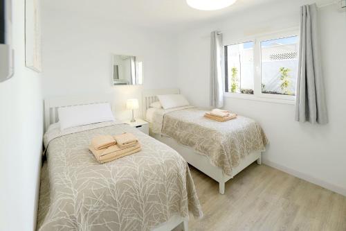 Posteľ alebo postele v izbe v ubytovaní Graceful Puerto del Carmen Villa 5 bedrooms Villa Quevega Distant Sea Views