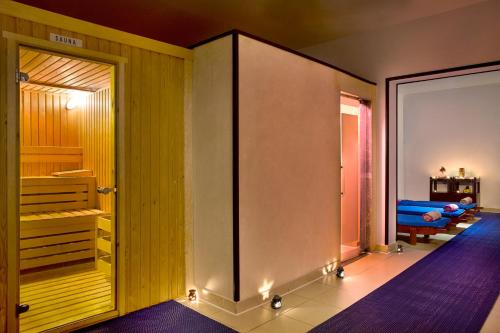 een kamer met een kast en een slaapkamer bij Jaz Sharm Dreams in Sharm El Sheikh