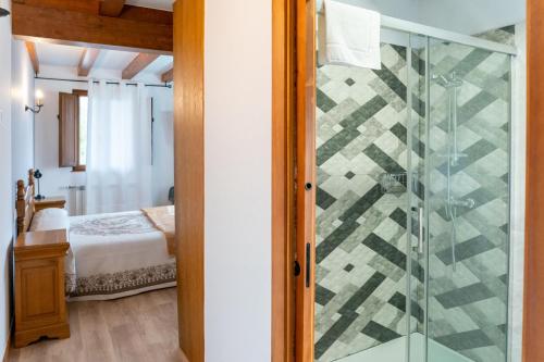 een badkamer met een douche en een glazen deur bij Casa Rural La Magdalena in Hoz de Anero