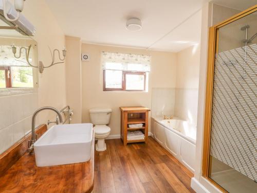 La salle de bains est pourvue d'une baignoire, de toilettes et d'un lavabo. dans l'établissement Treboeth, à Bleddfa