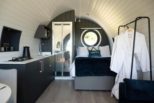 eine Küche mit einem Bett und einem Waschbecken in einem Zimmer in der Unterkunft Bedwen in Welshpool