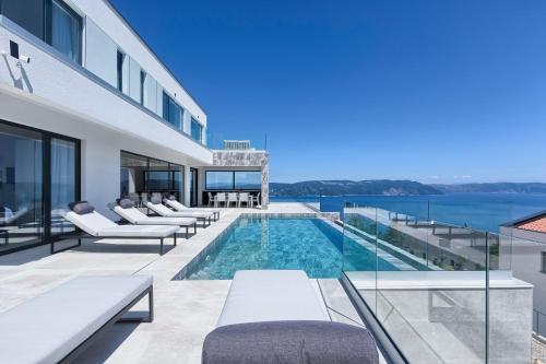 Villa Ateneum with sea view, jacuzzi and infinity pool