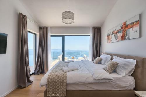 Postel nebo postele na pokoji v ubytování Villa Ateneum with sea view, jacuzzi and infinity pool