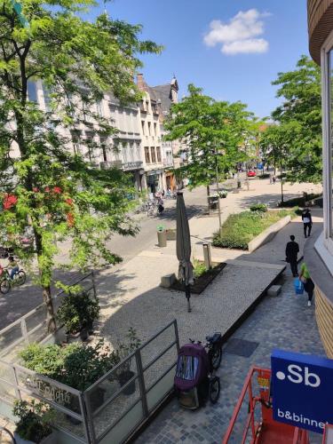a view of a city street with a umbrella at Bed & Binnekyk in Mechelen