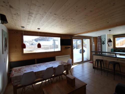 a kitchen and dining room with a table and chairs at Appartement Valloire, 3 pièces, 6 personnes - FR-1-263-466 in Valloire