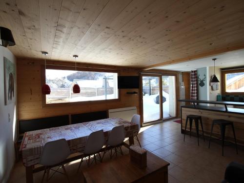 een keuken en eetkamer met een tafel en stoelen bij Appartement 3 étoiles pour 6 personnes avec jardin et parking privé - Valloire, Les Clots - FR-1-263-466 in Valloire