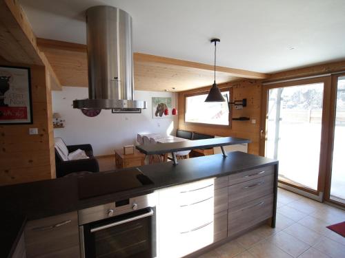 une cuisine avec un comptoir noir dans une pièce dans l'établissement Appartement 3 étoiles pour 6 personnes avec jardin et parking privé - Valloire, Les Clots - FR-1-263-466, à Valloire