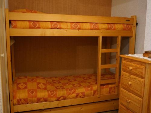 um beliche de madeira num quarto com uma cómoda em Appartement Valloire, 2 pièces, 6 personnes - FR-1-263-497 em Valloire