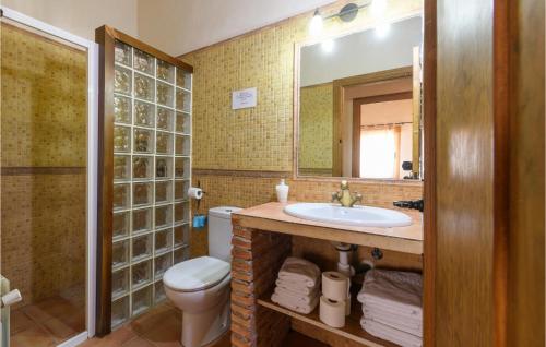 ein Badezimmer mit einem Waschbecken, einem WC und einem Spiegel in der Unterkunft Gorgeous Home In Caravaca De La Cruz With Outdoor Swimming Pool in Inazares