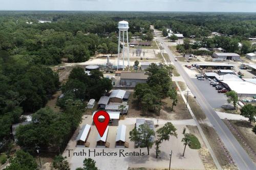 Vue panoramique sur l'établissement Truth Harbors Cabin 2 - Downtown Steinhatchee