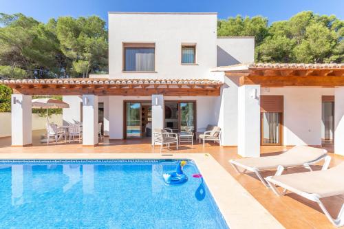 Villa Ampolla I - Costa CarpeDiem في مورايرا: فيلا مع مسبح ومنزل