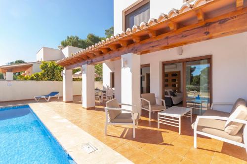 Villa Ampolla I - Costa CarpeDiem في مورايرا: فيلا بمسبح وفناء