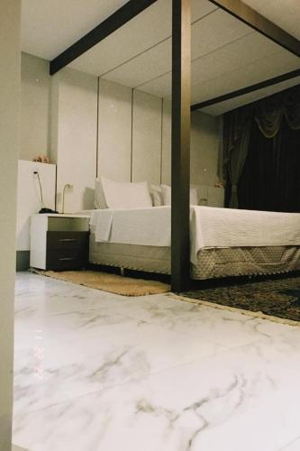 a bedroom with two beds and a large mirror at Pak Suítes Hotel in Luis Eduardo Magalhaes