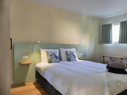 Het Zilte في Zuidzande: غرفة نوم بسرير كبير مع وسادتين