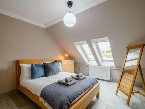 Westertonhill Lodge 4 Newbuild with Hot Tub Option tesisinde bir odada yatak veya yataklar