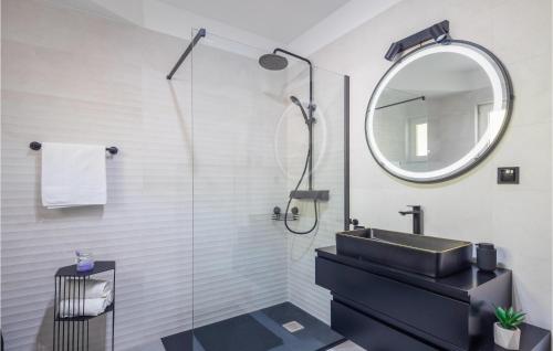 W łazience znajduje się czarna umywalka i lustro. w obiekcie Lovely Home In Blato Na Cetini With Kitchen w mieście Blato na Cetini