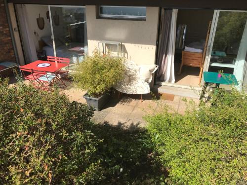 Κήπος έξω από το Chez Isa, espace prive, 1ou 2 chambres, terrasse et jardin, entrée autonome, sdb et mini cuisine partagées entre les 2 chambres