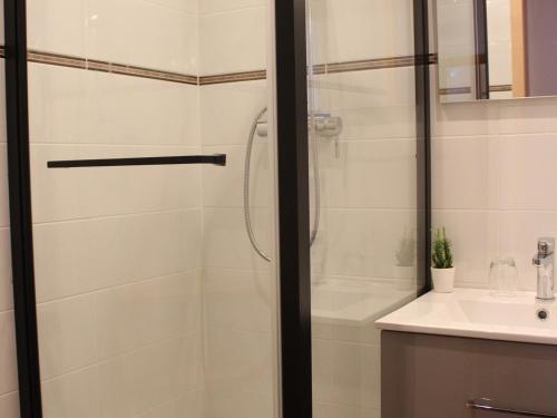 a shower with a glass door in a bathroom at Appartement Valloire, 2 pièces, 4 personnes - FR-1-263-45 in Valloire