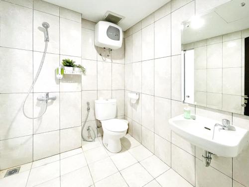 Padalarang的住宿－Larisa Homestay Syariah，浴室配有卫生间、盥洗盆和淋浴。