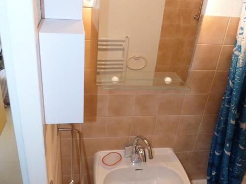 a small bathroom with a sink and a toilet at Appartement Valloire, 2 pièces, 4 personnes - FR-1-263-129 in Valloire