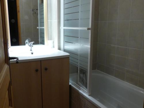 une salle de bain avec un lavabo et une baignoire dans l'établissement Appartement 3 pièces 6 personnes, 3* - Valloire, près des pistes, balcon, piscine et parking inclus - FR-1-263-271, à Valloire