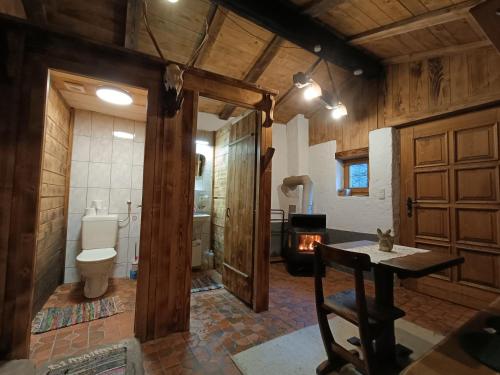 uma casa de banho com WC e fogão em Urige Alm em Brandberg