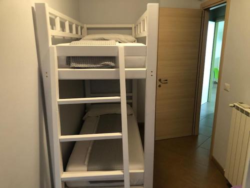 a white bunk bed in a small room at Le Dune per 4 - Appartamento con vista mare in Silvi Paese
