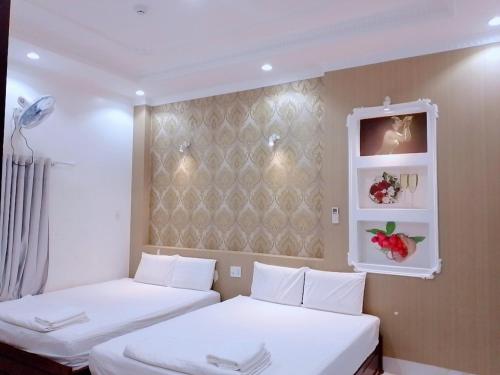 Cama ou camas em um quarto em HOTEL SAO MAI địa chỉ 22D3 TRẦN QUANG KHẢI