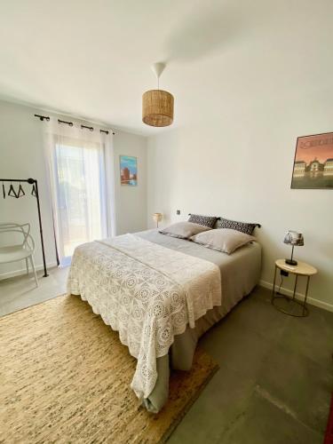 une chambre blanche avec un lit et une fenêtre dans l'établissement Villa avec piscine chauffée idéalement située, à Mimizan