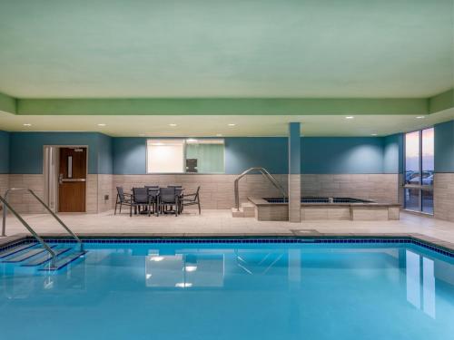 Bazén v ubytovaní Holiday Inn Express & Suites - Watertown, an IHG Hotel alebo v jeho blízkosti