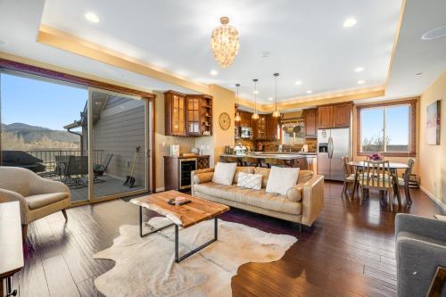 Luxury Downtown Living – Photos 2