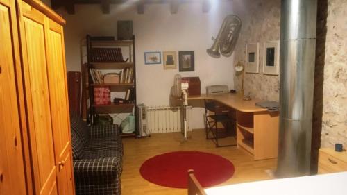 a living room with a couch and a desk at El Noray in Cozuelos de Fuentidueña