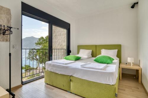 Postel nebo postele na pokoji v ubytování Beachfront Villa Nautica