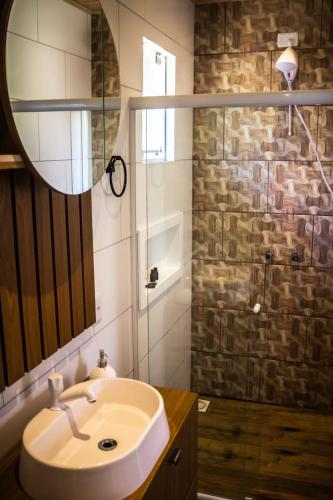 a bathroom with a sink and a mirror at Império Cabanas in Urubici