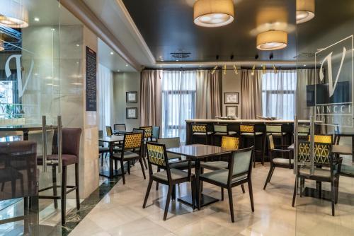 a restaurant with tables and chairs and a bar at Vincci Albayzin in Granada