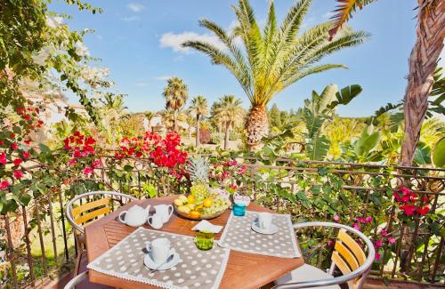 Κήπος έξω από το Apartments in residence with swimming pool in Santa Margherita di Pula, 250 meters from the sea