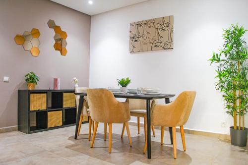 - une salle à manger avec une table et des chaises dans l'établissement YourPlace - 2BR - Agdal - Av France, à Rabat