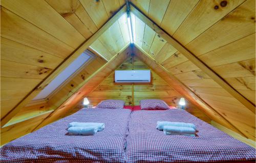 Postel nebo postele na pokoji v ubytování 2 Bedroom Amazing Home In Lepoglava