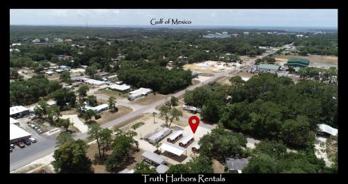 una vista aerea di una città con un cartello rosso di Truth Harbors RV Spot 30-50 amp a Steinhatchee