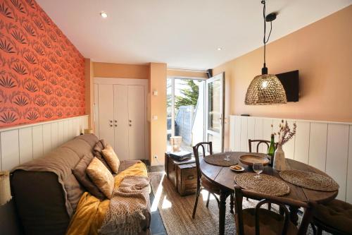 un salon avec un canapé et une table dans l'établissement La cabanette du sunset 5 *100m de la mer*, à Guidel