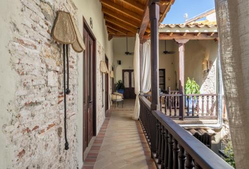 un balcón de una casa con una pared de ladrillo en Privado Selfservice Boutique Rooms, en Cartagena de Indias