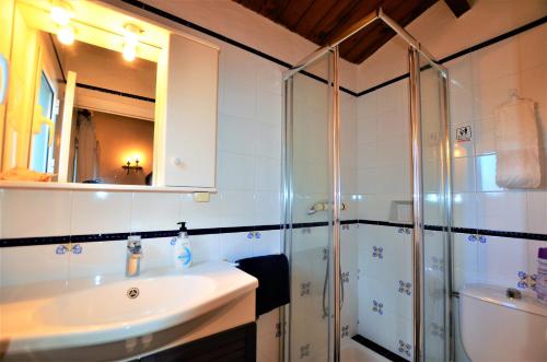 y baño con lavabo y ducha. en Villa michelle, en Lloret de Mar