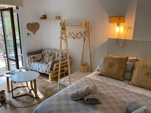 une chambre avec un lit, une table et une chaise dans l'établissement JAVEA BEACHGATE DIRECTO PLAYA MONTAÑAR 2 ARENAL, à Jávea