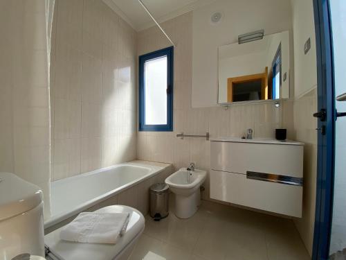 プラヤ・ブランカにあるVillalia Ancorのバスルーム(バスタブ、トイレ、シンク付)