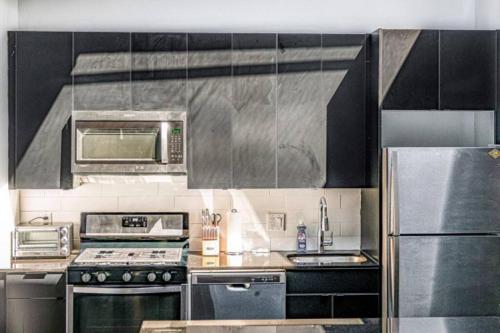 Una cocina o zona de cocina en The Havana Lofts