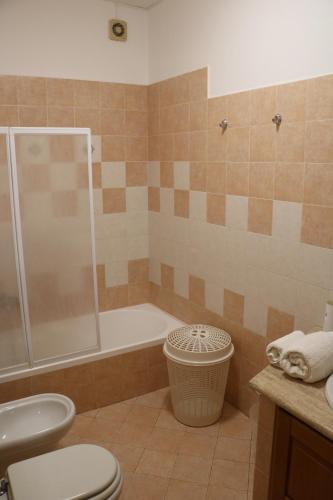 een badkamer met een douche, een toilet en een bad bij La Casa di Magiù in Terrasini