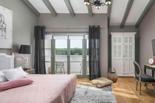 een slaapkamer met een bed, een bureau en een raam bij Villa Moonlight in Štuti